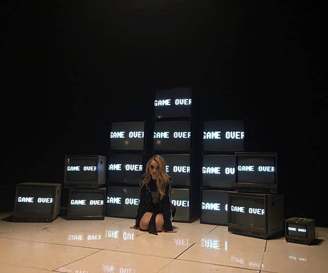 TOP 6 videoklipů týdne: Těžkej Pokondr oslavuje Hynka Čermáka, Kylie Minogue tančí v country klubu