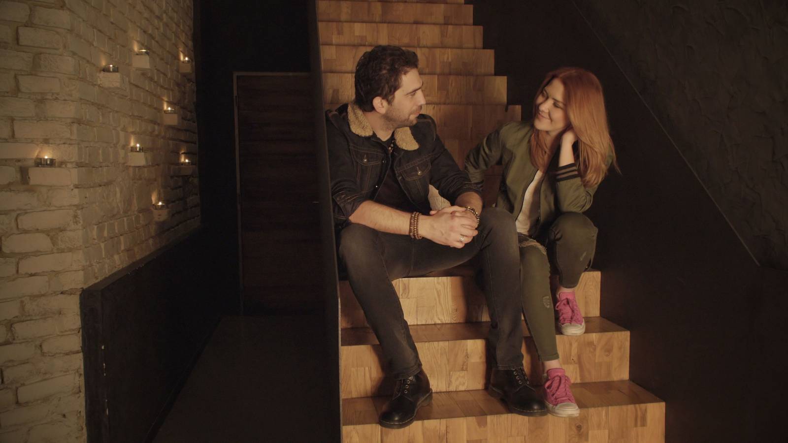 VIDEO: Jelen a Debbi jsou v novém klipu jako Mars a Venuše