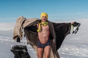 VIDEO: Písničkář Martin Hrubý natáčel v mrazu jenom v plavkách