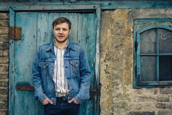 TOP 6 videoklipů týdne: Ed Sheeran jako loutka, Jennifer Lopez touží po zásnubách