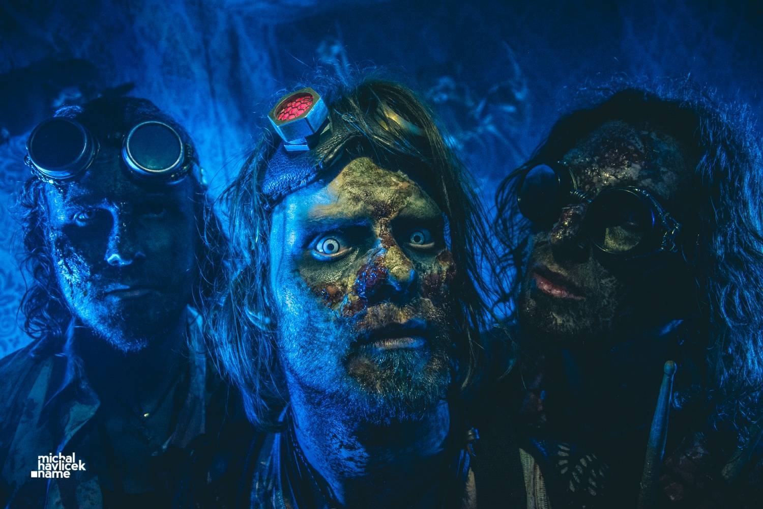 TOP 6 videoklipů týdne: Ed Sheeran jako loutka, Jennifer Lopez touží po zásnubách