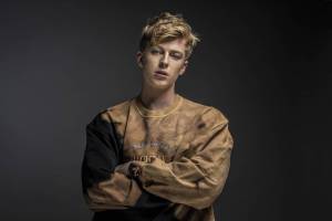 VIDEO: Adam Mišík se novinkou V Tobě vrací ke svým muzikantským kořenům