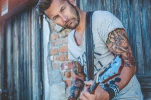 VIDEOPREMIÉRA: Láska napsal po rozpadu Ovoce Hezkou písničku. Utahuje si v ní z těch, co se chtějí zalíbit