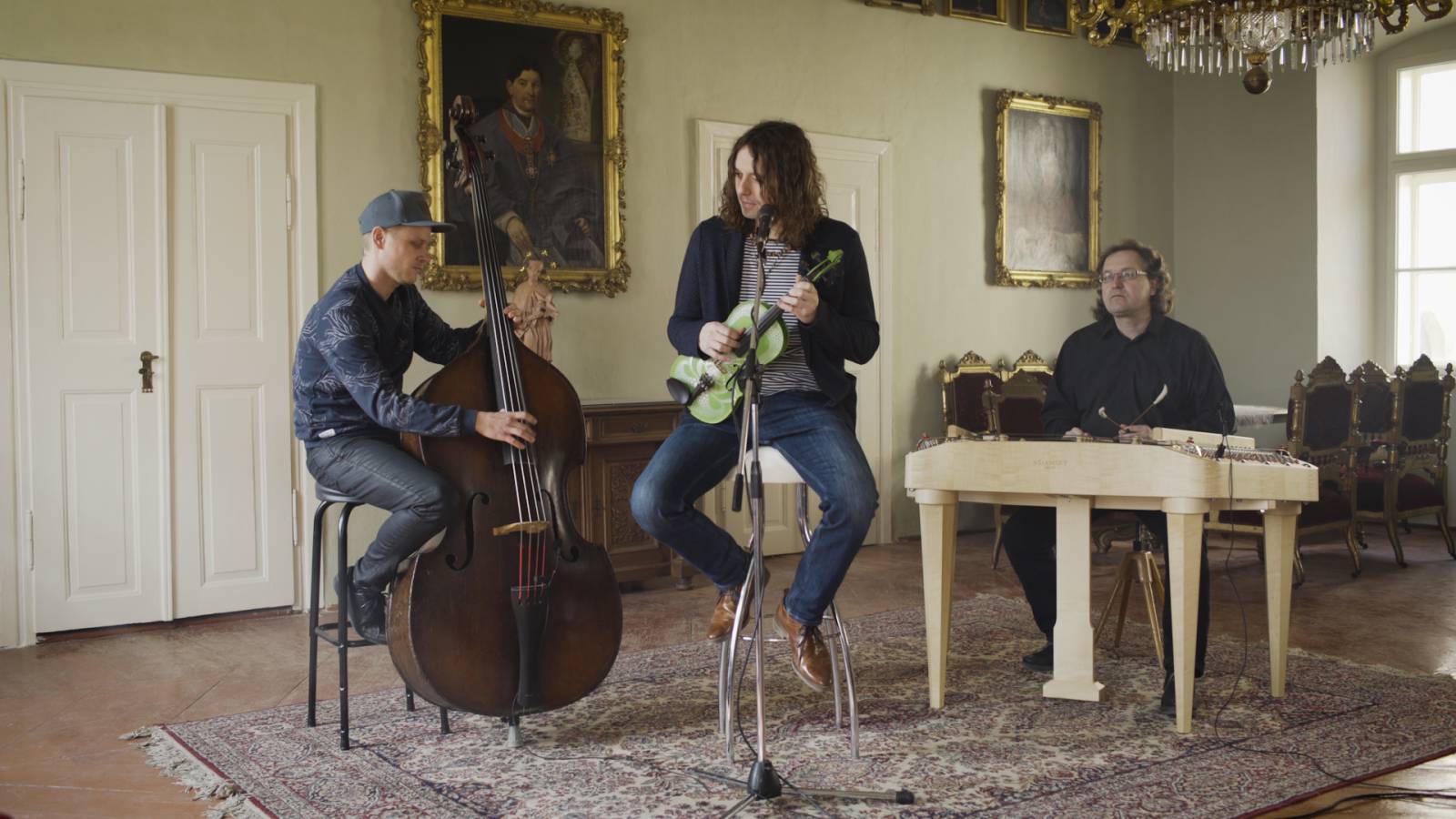 TOP 7 videoklipů týdne: Anna K. připomíná důležitost objetí, Mandrage překvapují osobní zpovědí