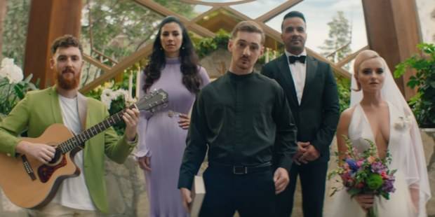 TOP 8 videoklipů týdne: Pokáč zve teenagery do lesa, Tři sestry zpívají o boji mužů a žen