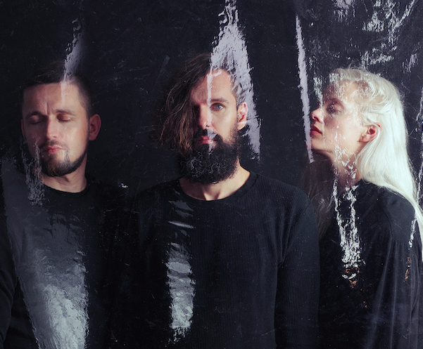 TOP 8 videoklipů týdne: Pokáč zve teenagery do lesa, Tři sestry zpívají o boji mužů a žen