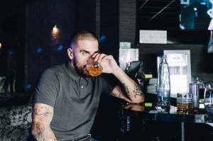 VIDEO: Asi to tak má bejt, tvrdí Ektor v novém singlu