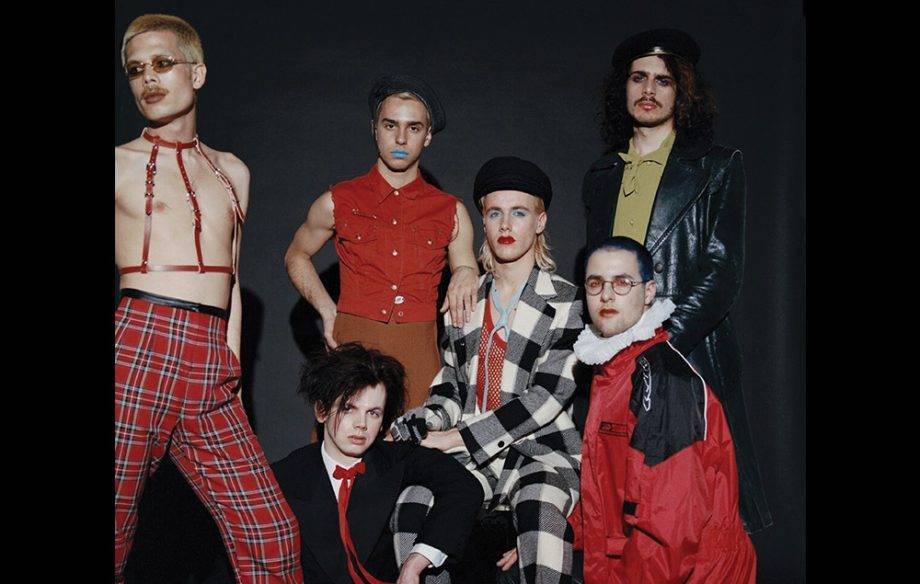 Bizár týdne: HMLTD si libují v dámských šatech i make-upu