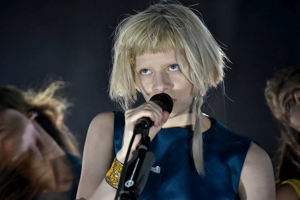 TOP 9 videoklipů týdne: Gaia Mesiah se klaní Janu Husovi, Chinaski přicházejí s dojemným Tamaryškem