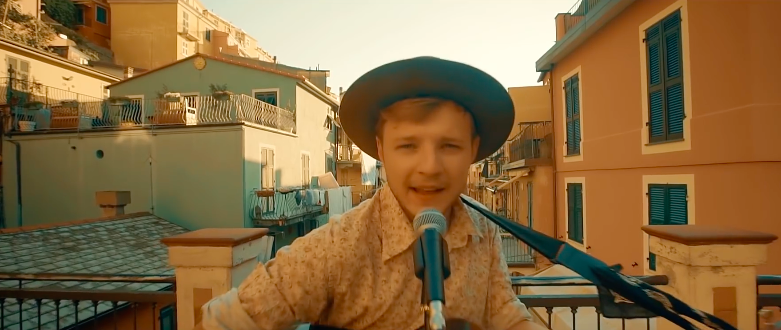 TOP 10 videoklipů týdne: Filmová Jana Kirschner, Barbora Poláková ve sněhu a Mikolas Josef v Abu Dhabi