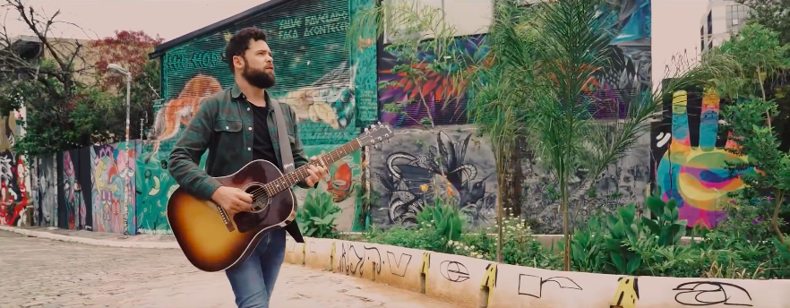 TOP 6 videoklipů týdne: Tomáš Pastrňák vystupuje ze stereotypu, Pink láká na novou desku