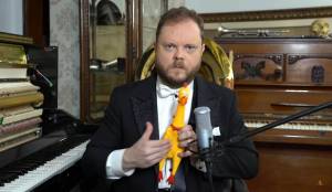 Bizár týdne: Zpívající slepice si střihla Mozarta i Rossiniho