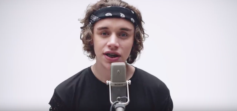 TOP 8 videoklipů týdne: Slza se po pauze vrací, Pekař zpívá Světlušce a Mikolas Josef připomíná Forum Karlín