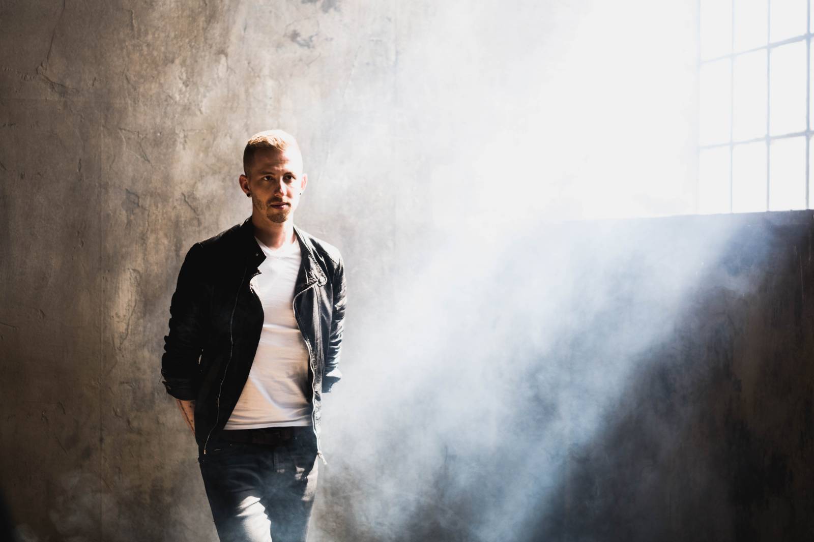 TOP 8 videoklipů týdne: Slza se po pauze vrací, Pekař zpívá Světlušce a Mikolas Josef připomíná Forum Karlín