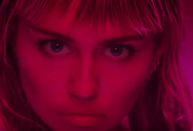 Bizár týdne: Miley Cyrus bojuje lascivním klipem za práva žen