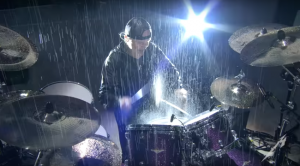VIDEO: Podívejte se, jak Metallica hraje v totálním slejváku Master of Puppets