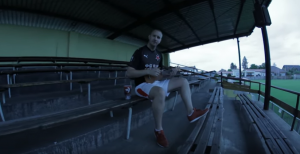 Bizár týdne: Slávista Dekret vítá fotbalistu Stancia. V songu paroduje i Pokáče