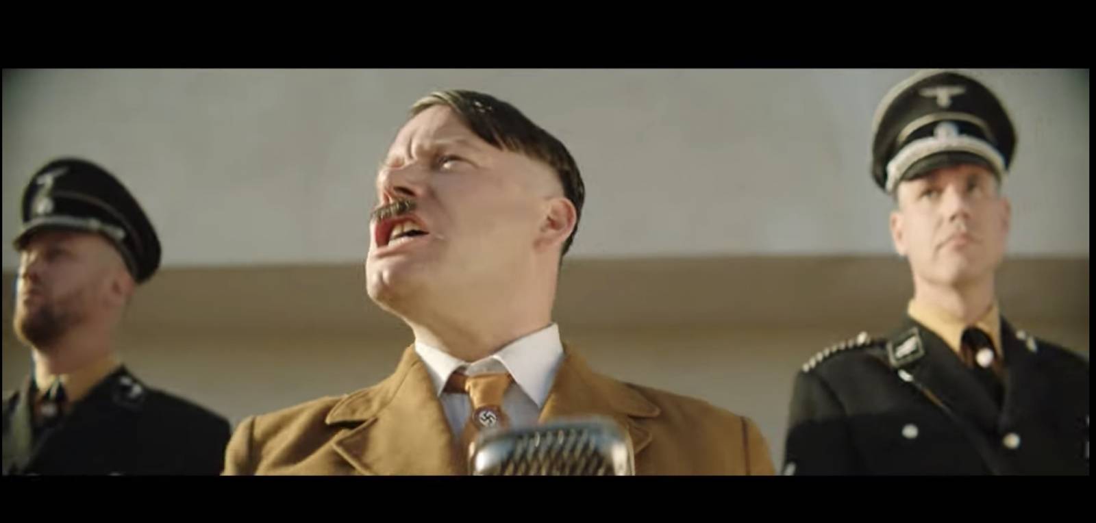 VIDEO: V novém klipu Monkey Business Worst Lover Ever je Matěj Ruppert jako Adolf Hitler