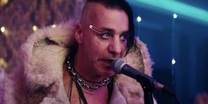 VIDEO: Zpěvák Rammstein Till Lindemann vydává novou desku a videoklip k písni Steh Auf. Hraje v něm Peter Stormare