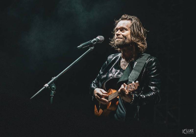 TOP 7 videoklipů týdne: Mikolas Josef opět válcuje internet, Tomáš Klus s manželkou v upřímné zpovědi