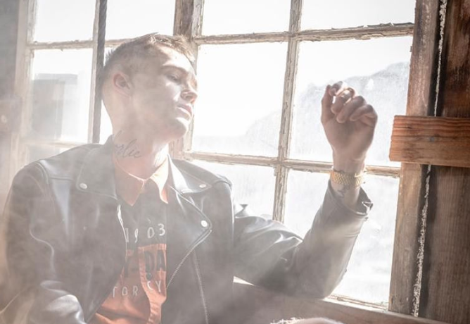 TOP 7 videoklipů týdne: Mikolas Josef opět válcuje internet, Tomáš Klus s manželkou v upřímné zpovědi