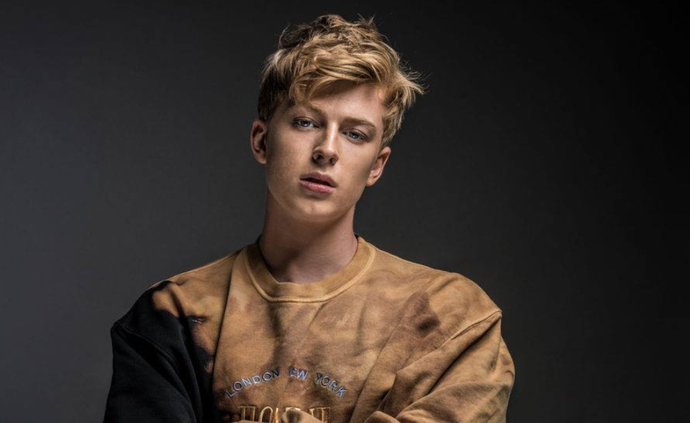 TOP 7 videoklipů týdne: Mikolas Josef opět válcuje internet, Tomáš Klus s manželkou v upřímné zpovědi