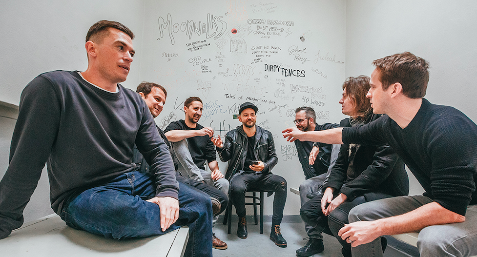 TOP 7 videoklipů týdne: Voxel natáčel na telefon, Jelen a Mirai na koncertě, U-Prag mají animák