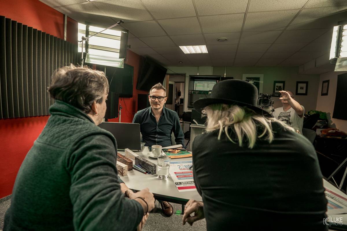 VIDEO: Marek Taclík, Iva Pazderková, Monkey Business, Mňága a Žďorp, Michal Prokop a Marpo natáčeli spot Žebříku