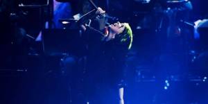 VIDEO: Billie Eilish na Brit Awards ohromila živou premiérou No Time To Die z nové bondovky