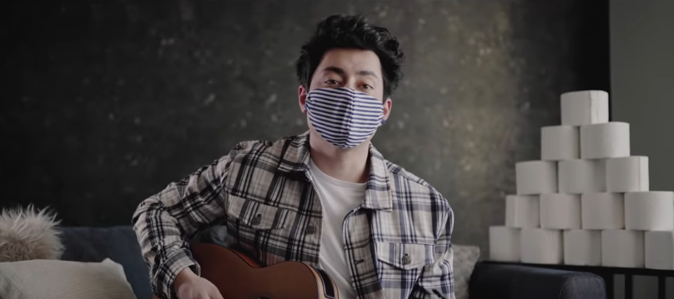 TOP 7 videoklipů týdne: Jana Kirschner a Vojta Dyk zpívají o vztazích, Mirai nabádají k nošení roušek