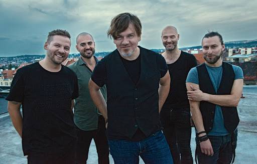 TOP 7 videoklipů týdne: Haim synchronně tančí na asfaltu, Michal Hrůza si zaletěl do New Yorku