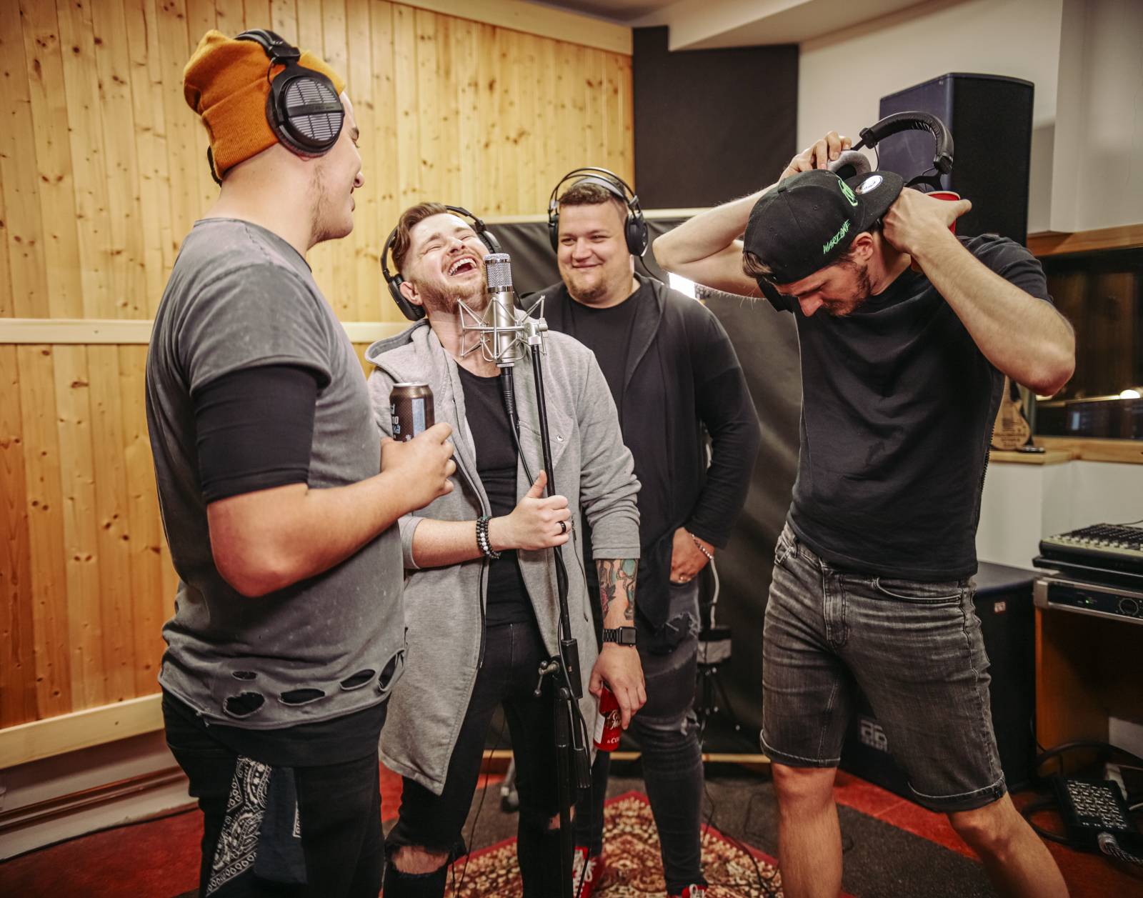 TOP 7 videoklipů týdne: Haim synchronně tančí na asfaltu, Michal Hrůza si zaletěl do New Yorku