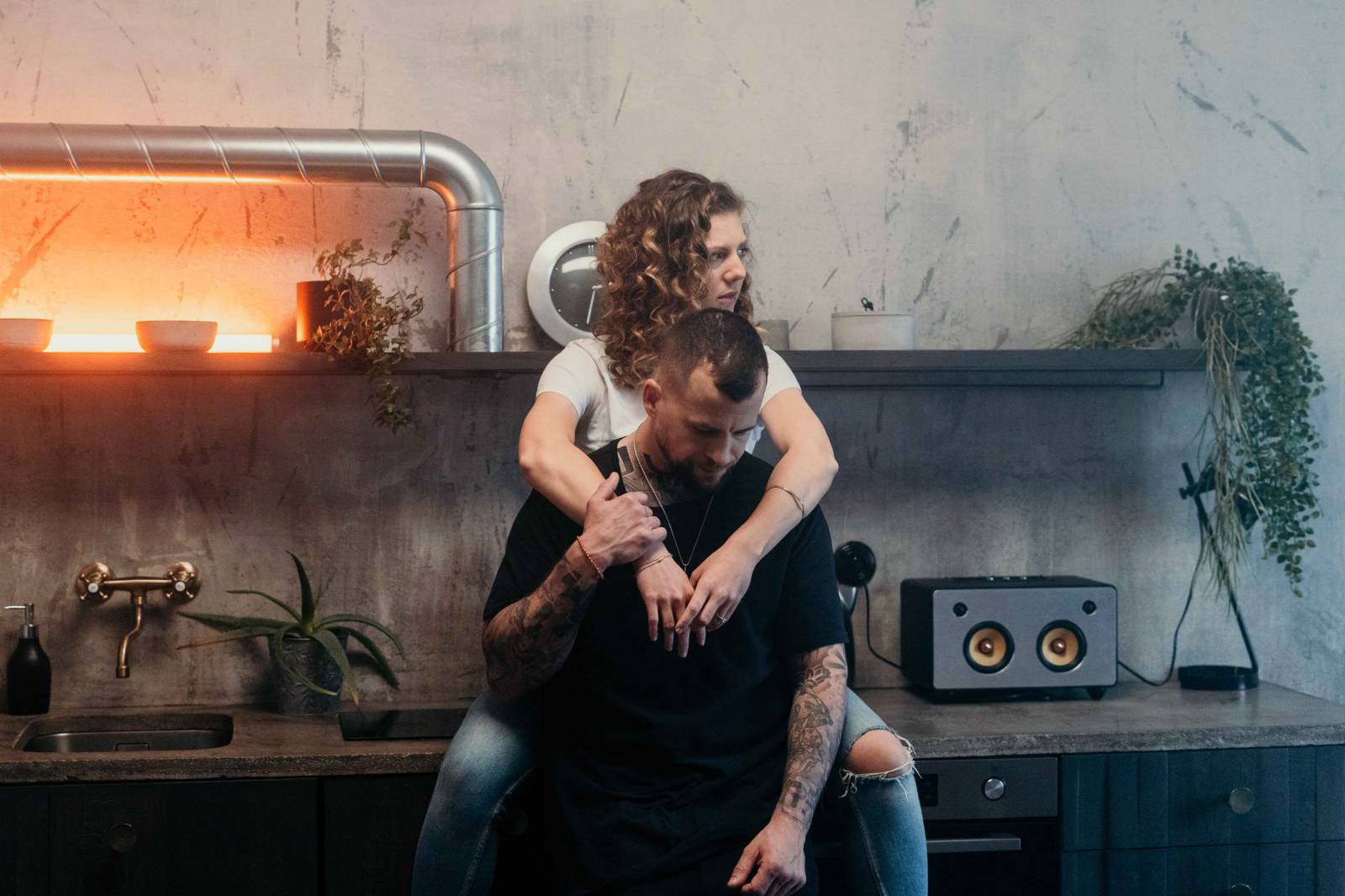 VIDEO: Rozbité nádobí a hořící fotografie. Lenny a Marpo mají klip plný emocí i vášně