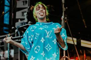 BIZÁR TÝDNE: Šeptající Billie Eilish versus Anthrax a Suicidal Tendencies