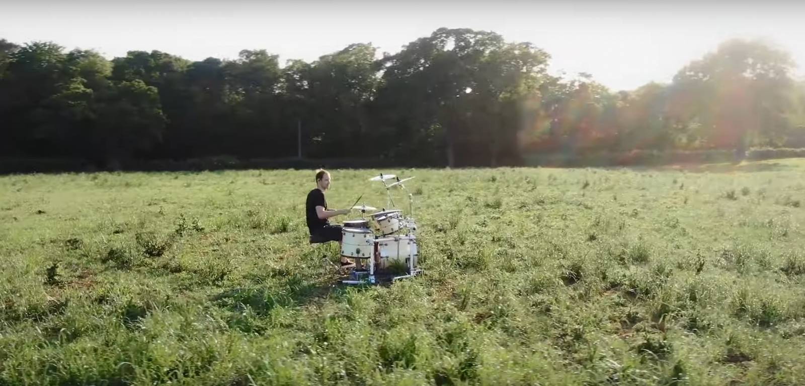 TOP 6 videoklipů týdne: O5 a Radeček zpívají s nadsázkou o smrti a Petr Čech si zabubnoval s Wills & The Willings