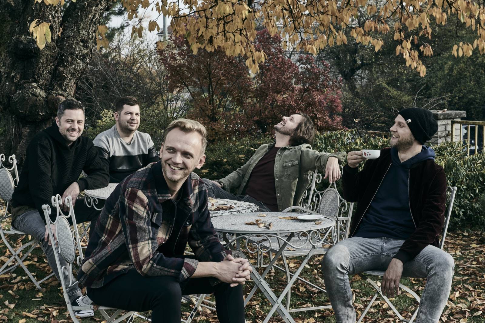 TOP 6 videoklipů týdne: O5 a Radeček zpívají s nadsázkou o smrti a Petr Čech si zabubnoval s Wills & The Willings