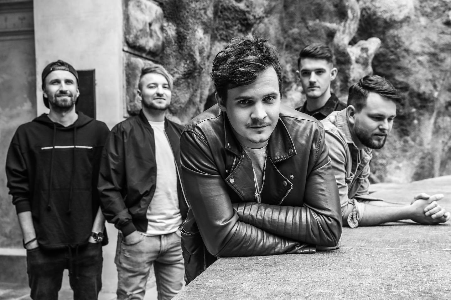 TOP 6 videoklipů týdne: Petr Janda, Nebe nebo Sebastian zpívají o návratu k přírodě, Slza chce být o samotě