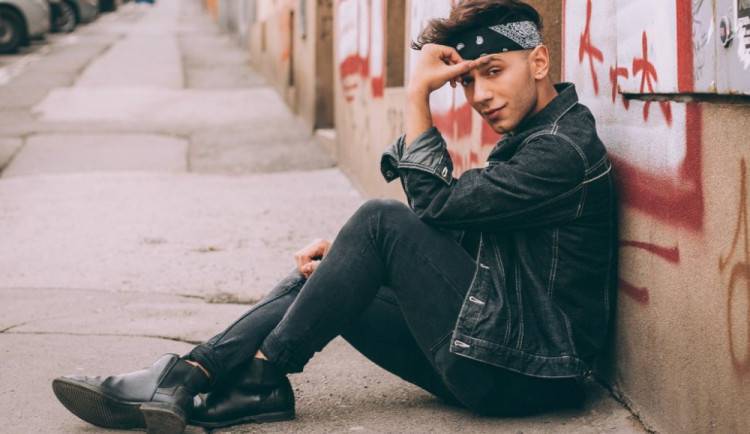 TOP 6 videoklipů týdne: Petr Janda, Nebe nebo Sebastian zpívají o návratu k přírodě, Slza chce být o samotě