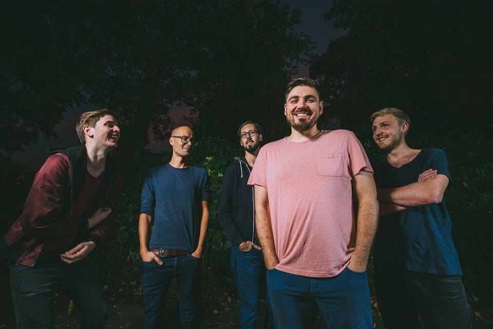 TOP 6 videoklipů týdne: Petr Janda, Nebe nebo Sebastian zpívají o návratu k přírodě, Slza chce být o samotě