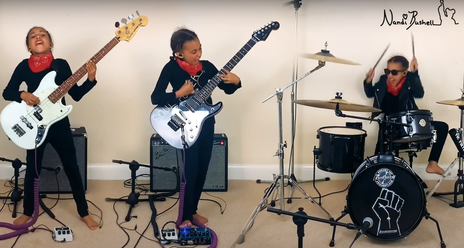 Desetiletá dívka hraje Audioslave na kytaru od Toma Morella. A srdce jihnou