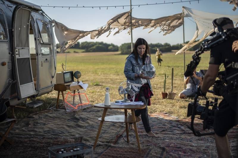 Anna K. představuje videoklip k písni Na malou chvíli. Zahrál si v něm zpěvaččin partner i milovaná zvířata