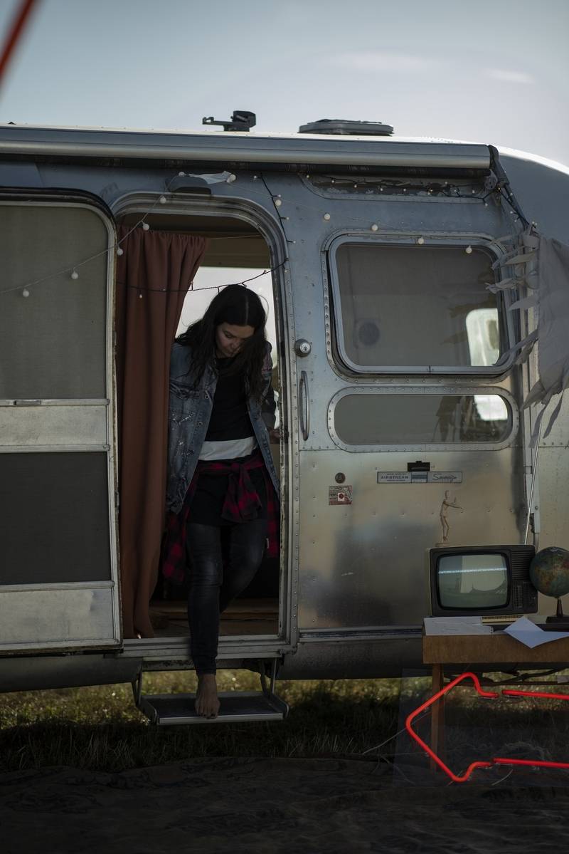 Anna K. představuje videoklip k písni Na malou chvíli. Zahrál si v něm zpěvaččin partner i milovaná zvířata