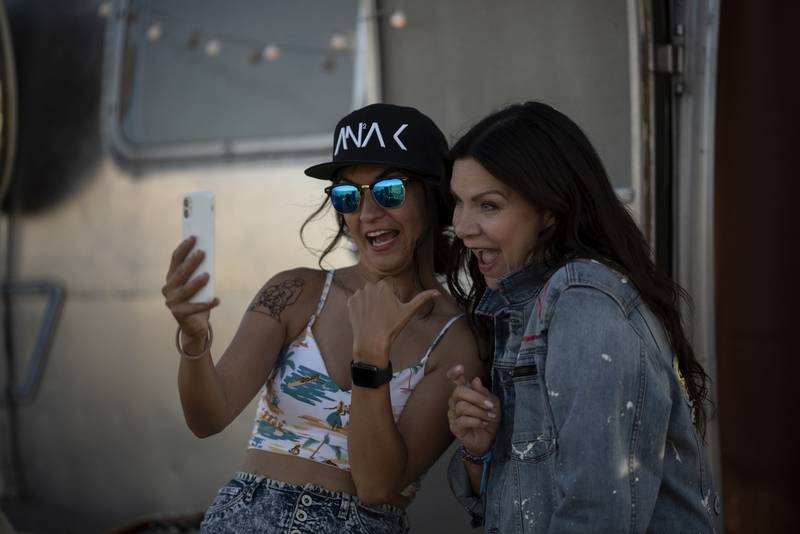 Anna K. představuje videoklip k písni Na malou chvíli. Zahrál si v něm zpěvaččin partner i milovaná zvířata