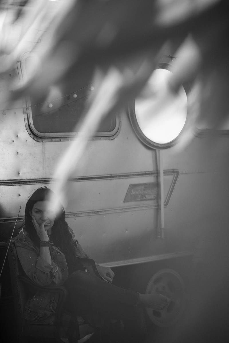 Anna K. představuje videoklip k písni Na malou chvíli. Zahrál si v něm zpěvaččin partner i milovaná zvířata