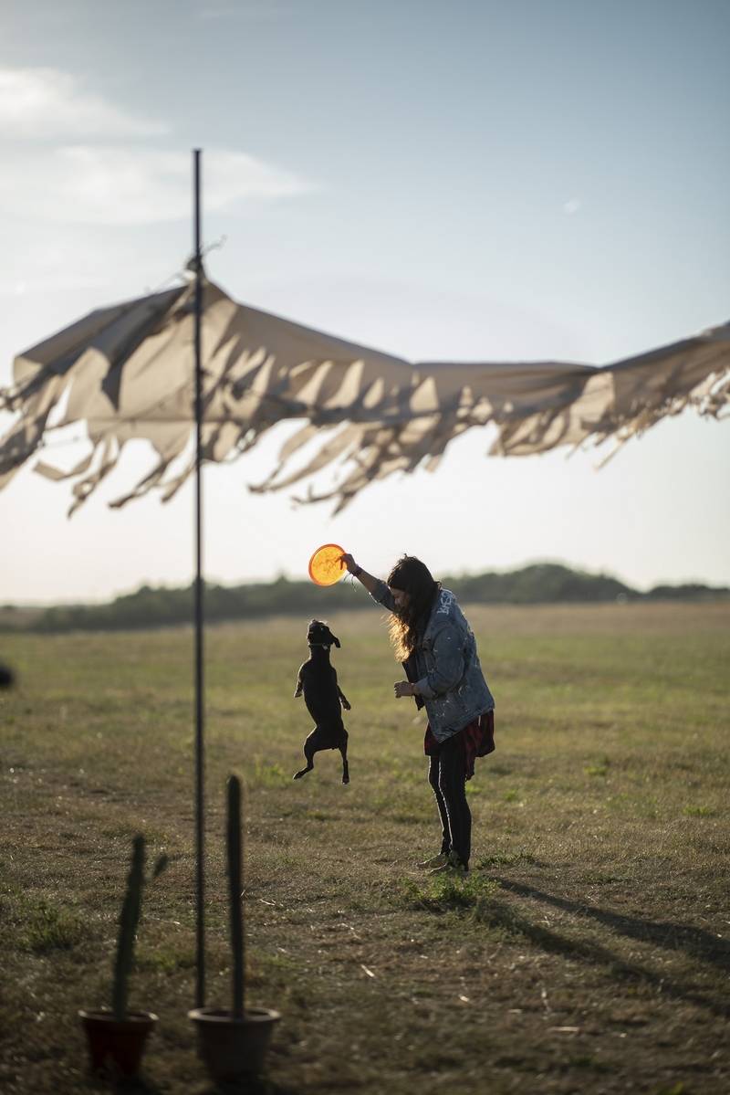 Anna K. představuje videoklip k písni Na malou chvíli. Zahrál si v něm zpěvaččin partner i milovaná zvířata