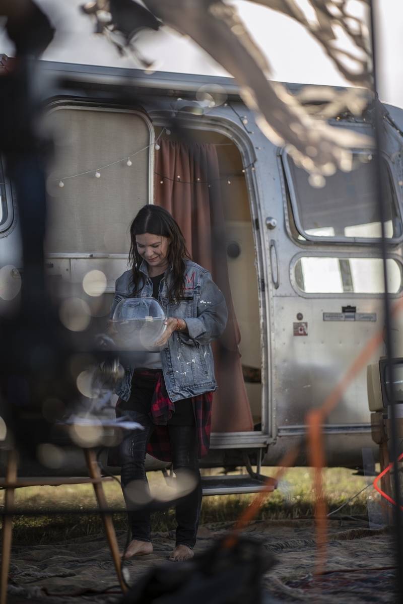 Anna K. představuje videoklip k písni Na malou chvíli. Zahrál si v něm zpěvaččin partner i milovaná zvířata