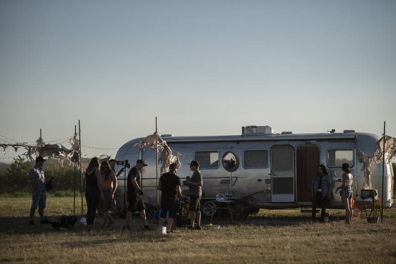 Anna K. představuje videoklip k písni Na malou chvíli. Zahrál si v něm zpěvaččin partner i milovaná zvířata