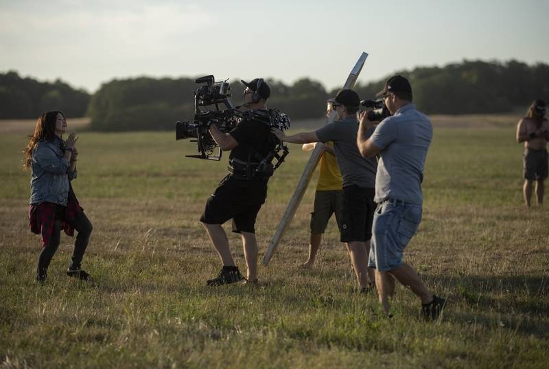 Anna K. představuje videoklip k písni Na malou chvíli. Zahrál si v něm zpěvaččin partner i milovaná zvířata