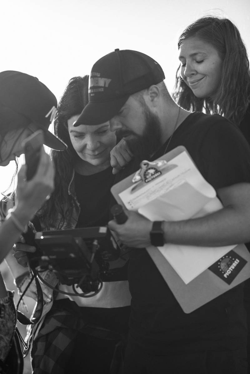 Anna K. představuje videoklip k písni Na malou chvíli. Zahrál si v něm zpěvaččin partner i milovaná zvířata