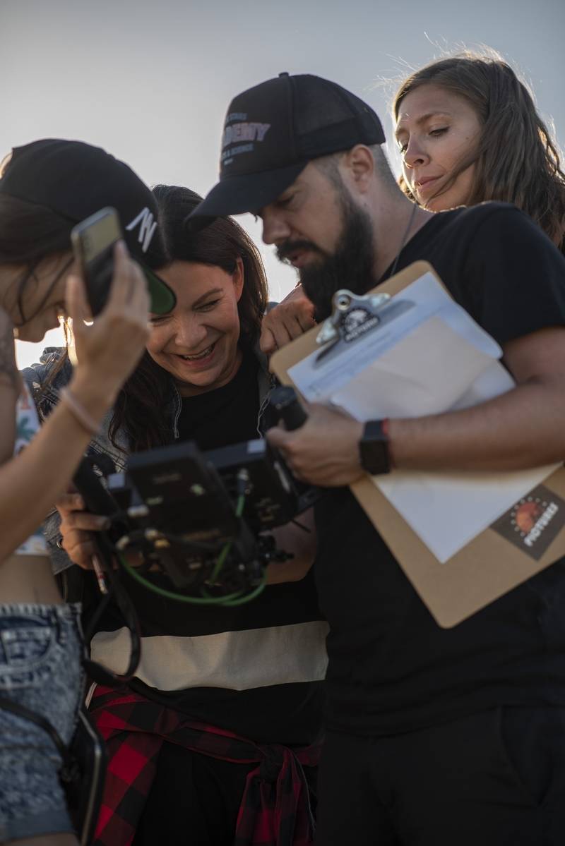 Anna K. představuje videoklip k písni Na malou chvíli. Zahrál si v něm zpěvaččin partner i milovaná zvířata